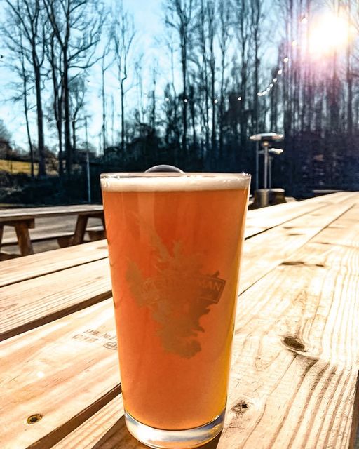 🍺 Introducing the High and Drypond Hazy IPA.  7.3% ABV 🍺 A variation of our flag