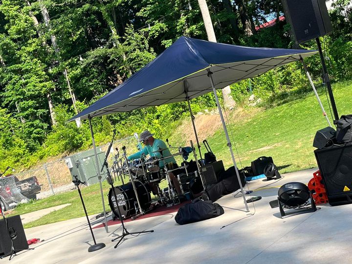 😍😍Time to set up…c’mon down to Lake Norman Brewery….we start at 7!!!  Come conne